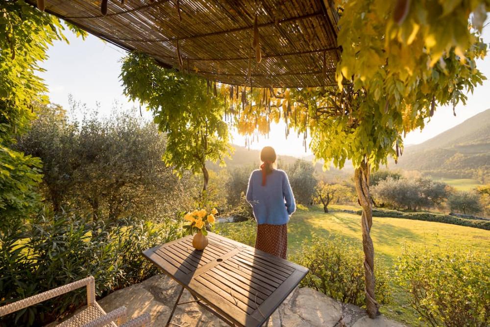 una mujer mirando el campo