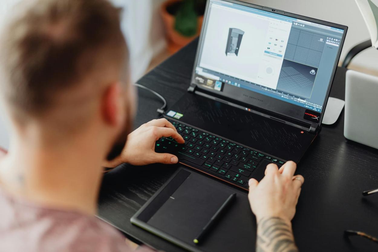 Un trabajador esta creando una figura en 3D