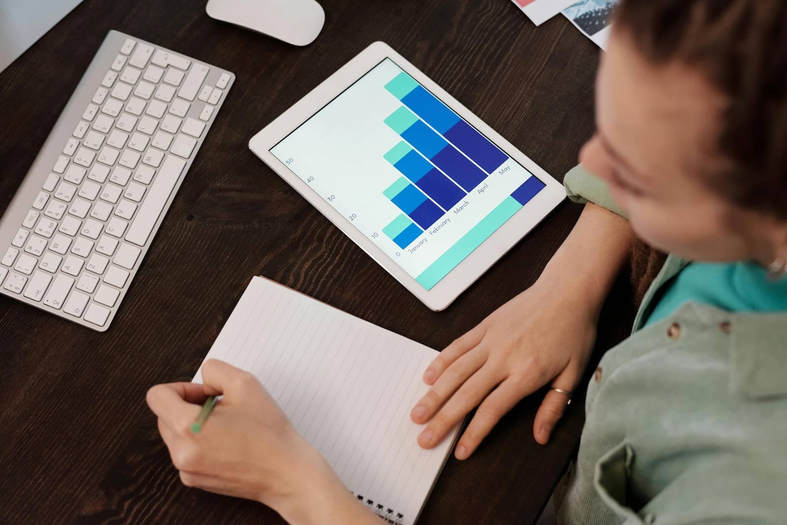 una trabajadora está estudiando los gráficos
