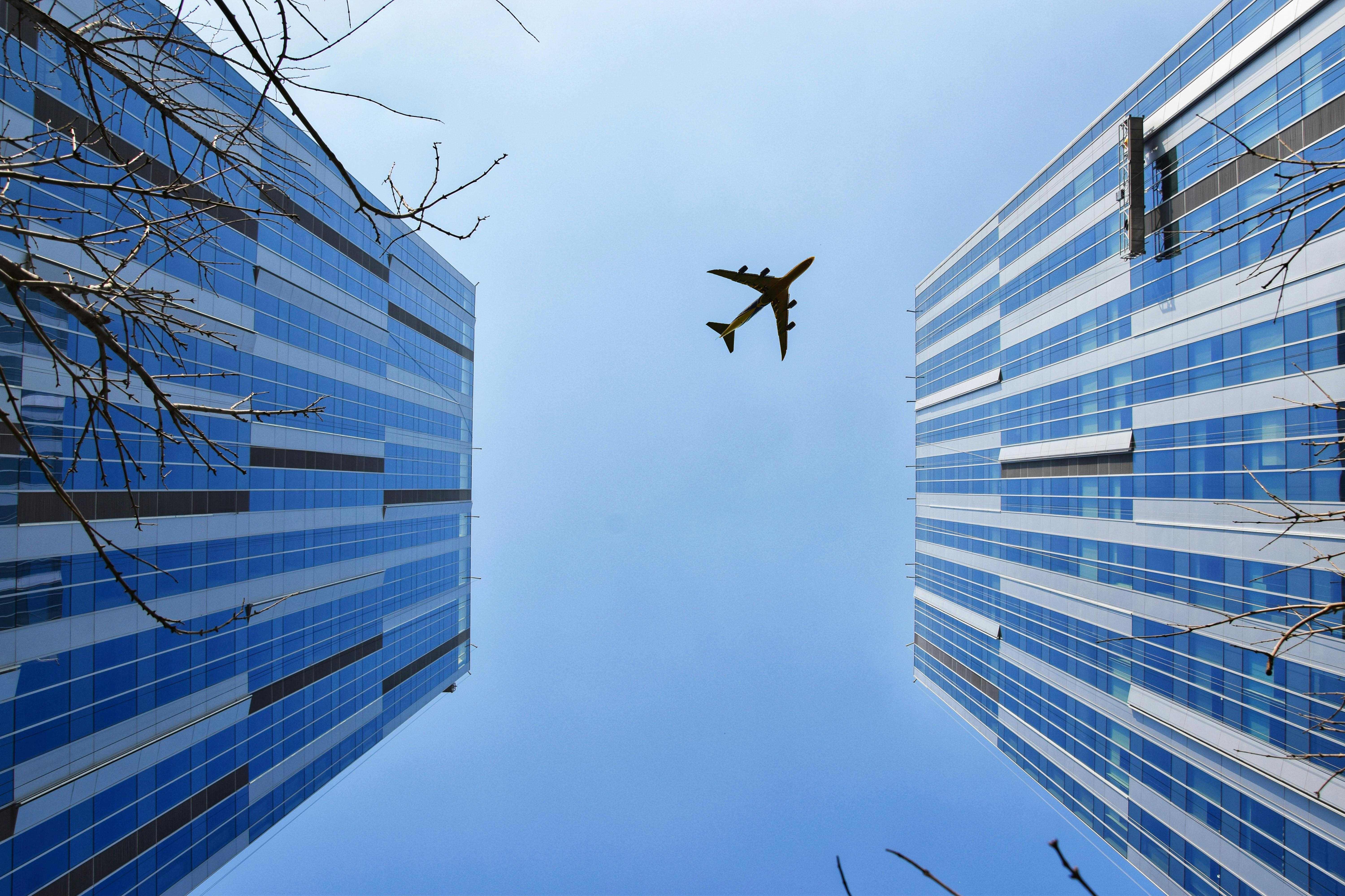 Avión entre edificios