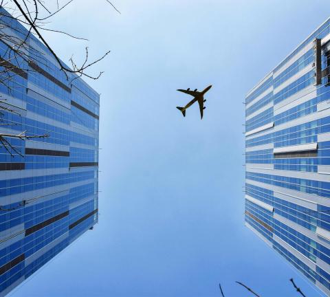 Avión entre edificios