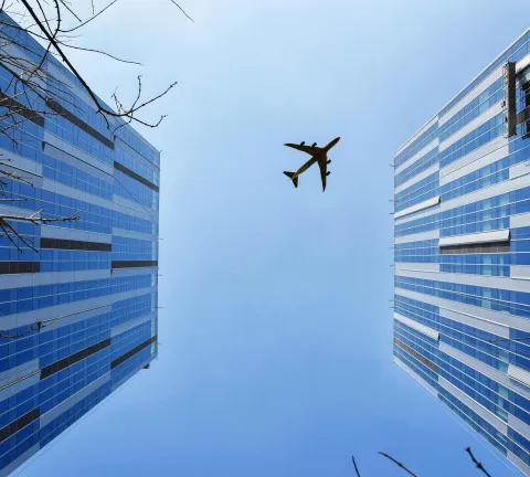 Avión entre edificios