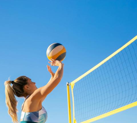 Mujer jugando volleyball playa