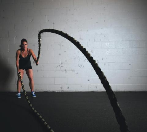 Mujer haciendo deporte con soga