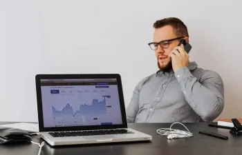 Chico hablando por teléfono