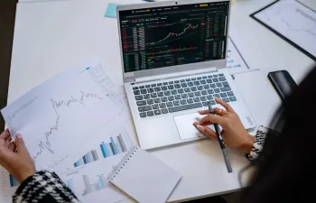 Chica trabajando en ordenador data