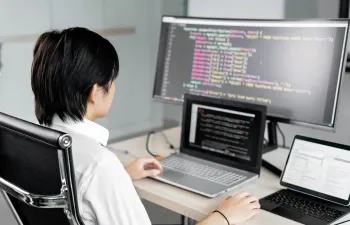 Un trabajador está programando en su ordenador