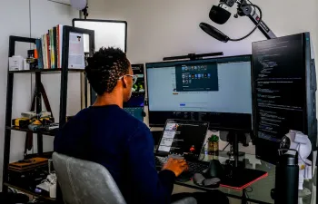 Un trabajador está en su oficina programando 