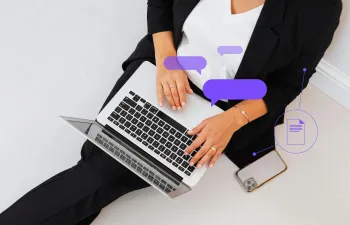 Una persona está con su ordenador escribiendo mensajes