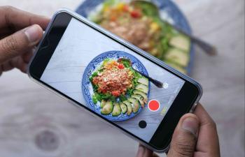 Influencer haciendo una campaña publicitaria de comida