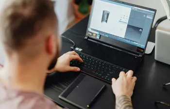 Un trabajador esta creando una figura en 3D