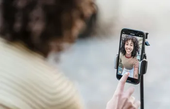 Una influencer está grabándose con le teléfono