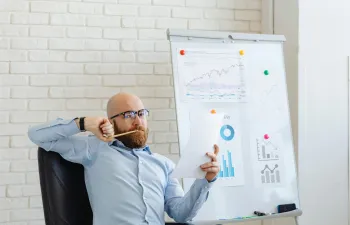 un trabajador está en su despacho mientras está mirando un informe