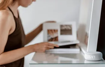 una mujer esta sentada leyendo en su escritorio