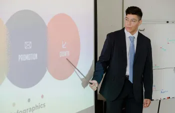 Un empresario está exponiendo un informe en unapizarra