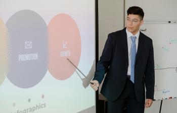 Un empresario está exponiendo un informe en unapizarra