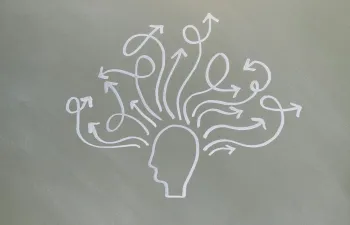 un dibujo de una cabeza en una pizarra