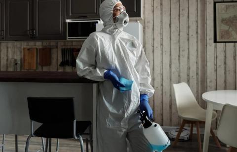 Chica con traje de protocolo 