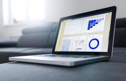 Ordenador con dashboard 
