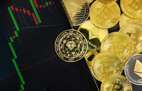 Varias monedas que están encima de una gráfica