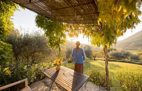 una mujer mirando el campo