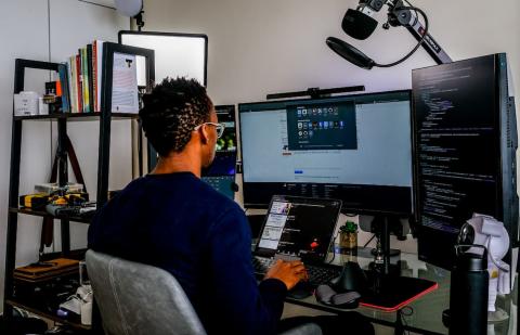Un trabajador está en su oficina programando 