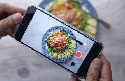 Influencer haciendo una campaña publicitaria de comida
