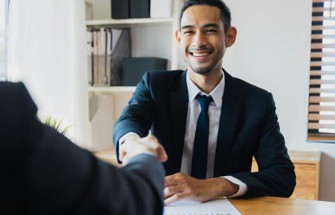 Un empresario está dando la manos 
