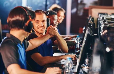 un equipo de gamers se está chocando la mano