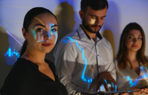 tres jóvenes están n una sala de realidad virtual