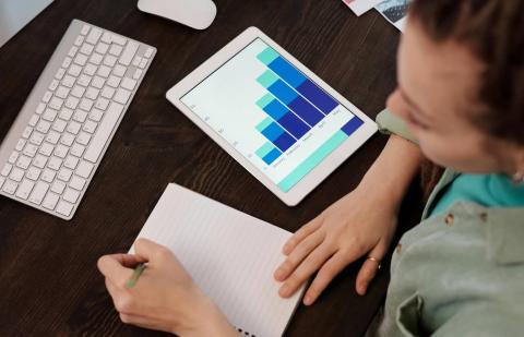 una trabajadora está estudiando los gráficos 