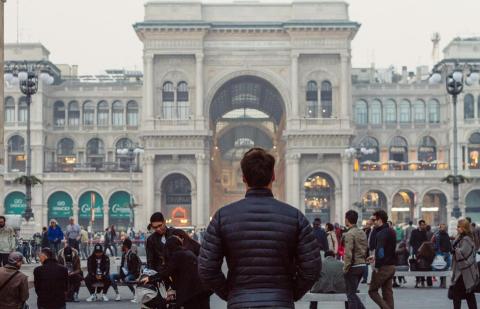 Un turista están observando un monumento