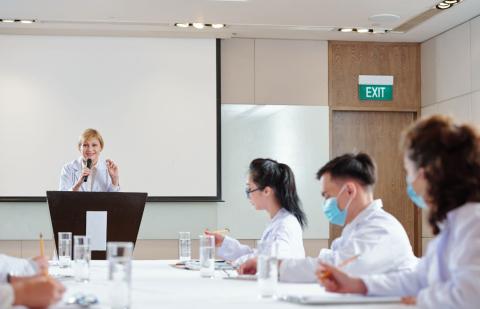 una médica está dando una conferencia 