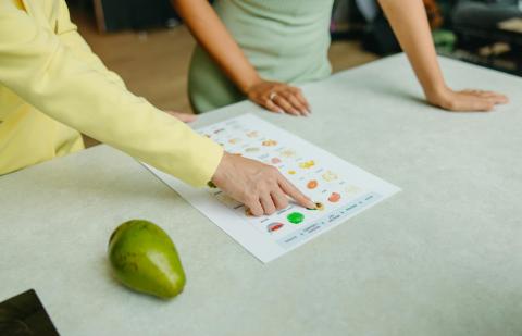 un documento encima de una mesa donde se ven propiedades de frutas