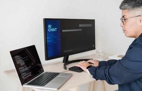 un programador está sentado frente a su ordenador