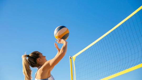 Mujer jugando volleyball playa