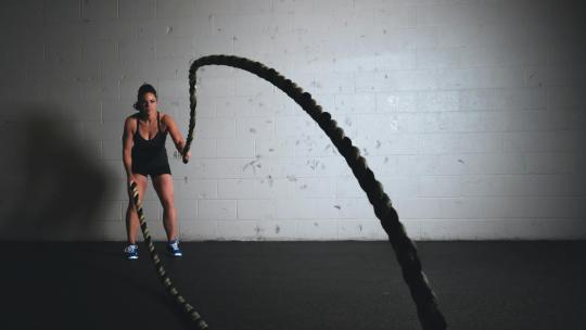 Mujer haciendo deporte con soga