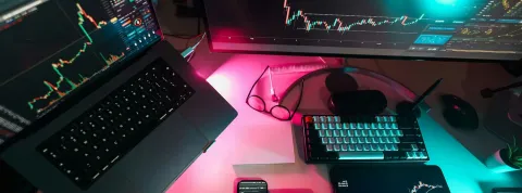 un escritorio donde podemos ver diferentes gráficas en la pantalla de ordenador