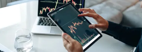 Analista de datos ordenador y tablet