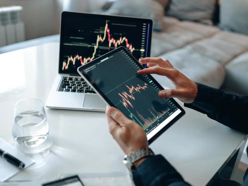 Analista de datos ordenador y tablet