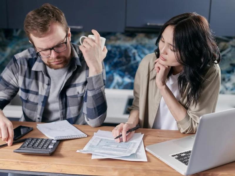 Pareja con finanzas