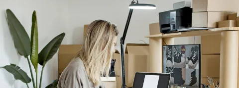 Chica vendiendo online