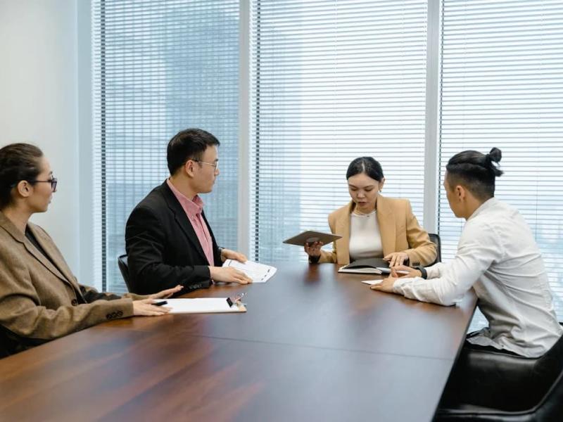 Mesa con personas hablando