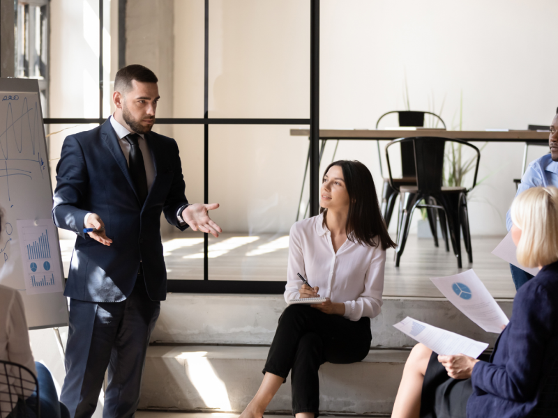 Desarrollar habilidades de comunicación y escucha