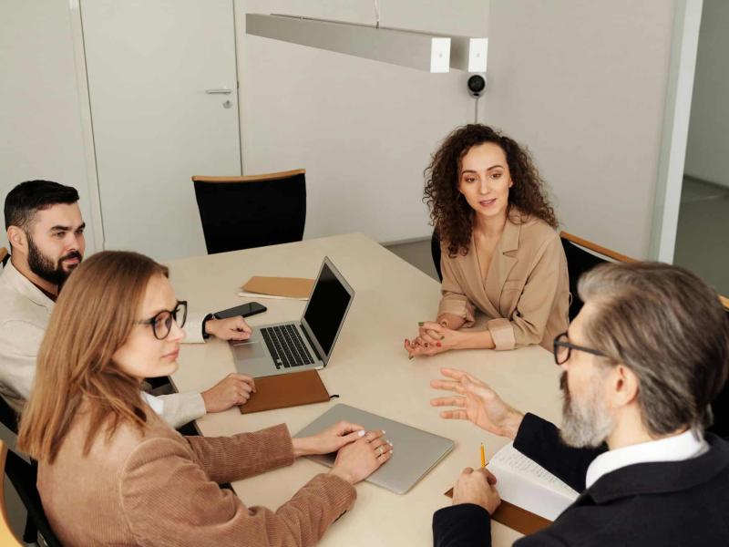 Trabajadores reunidos en empresa