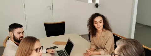 Trabajadores reunidos en empresa