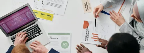 Trabajadores están viendo gráficas de marketing