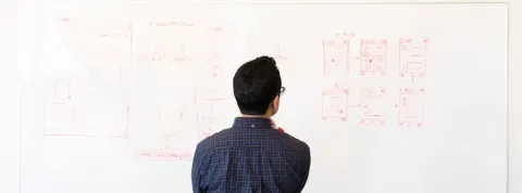 señor mirando pizarra