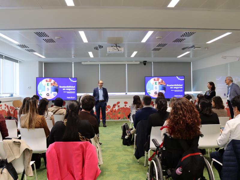 Alumnos del Global Máster en Sostenibilidad visitan la sede de Sabadell Seguros Barcelona