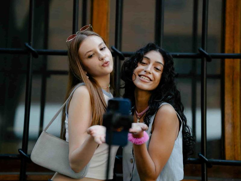 Influencers grabando una campaña publicitaria